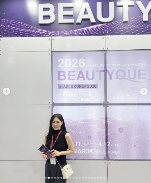 BEAUTYQUE 2026 행사 안내 앞에서 촬영한 방문 인증 사진
