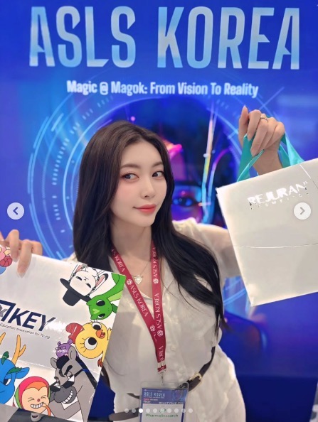 ASLS KOREA 현장에서 체험한 브랜드 제품과 함께 남긴 사진