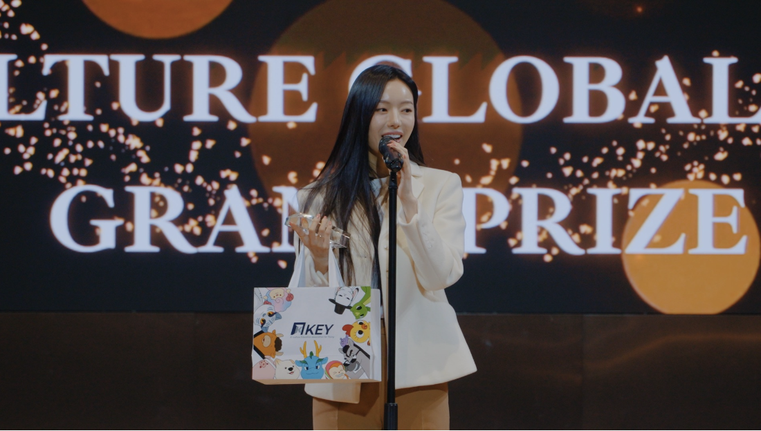 지난 K컬쳐어워즈에서 트로피를 들고 수상 소감을 전하는 모습